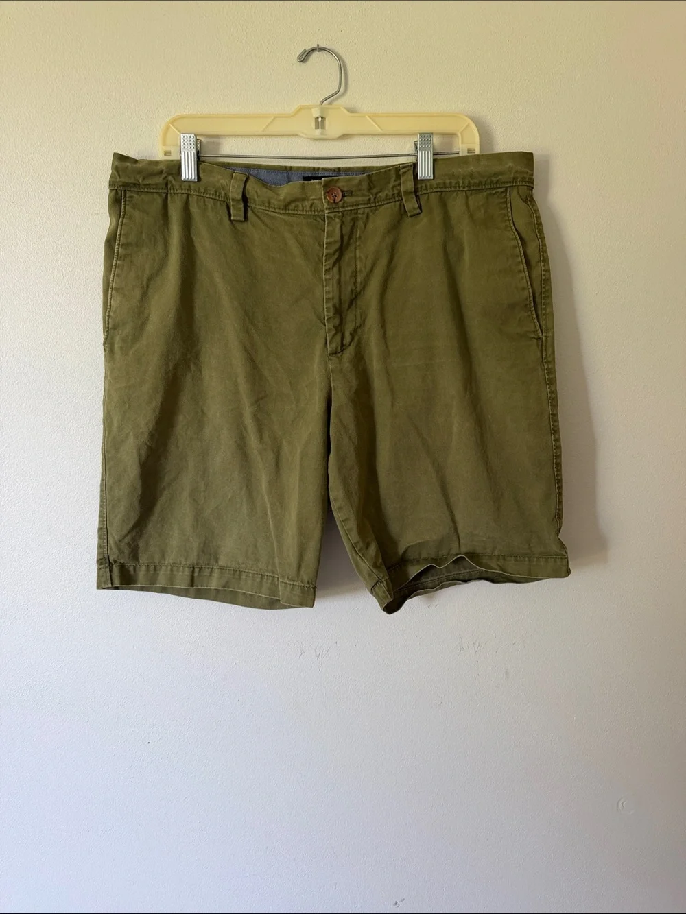 Banana Republic Aidan short men’s size 36  Olive Green Casual Chino Shorts